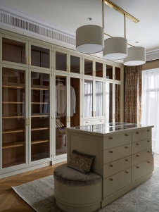 Фото интерьера гардеробной квартиры в стиле неоклассика 