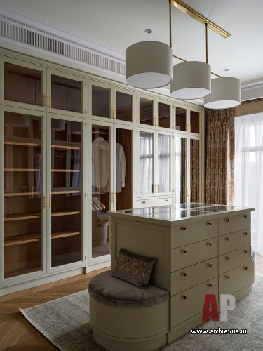 Фото интерьера гардеробной квартиры в стиле неоклассика