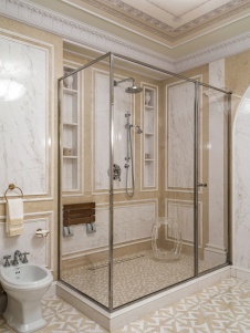 Фото интерьера санузла квартиры в стиле неоклассика