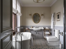 Фото интерьера ванной квартиры в стиле неоклассика 