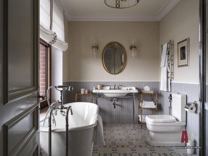 Фото интерьера ванной квартиры в стиле неоклассика
