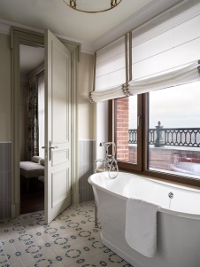 Фото интерьера ванной квартиры в стиле неоклассика 