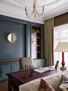 Фото интерьера кабинета квартиры в стиле неоклассика 