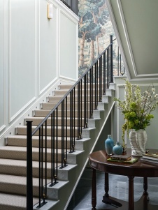 Фото интерьера лестничного холла квартиры в стиле неоклассика