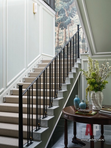 Фото интерьера лестничного холла квартиры в стиле неоклассика