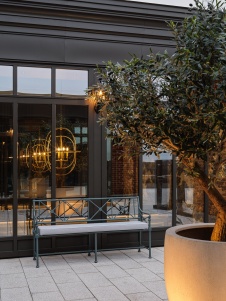 Фото интерьера веранды квартиры в стиле неоклассика .