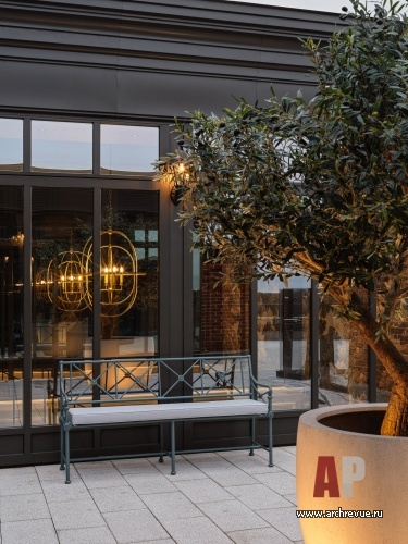 Фото интерьера веранды квартиры в стиле неоклассика .