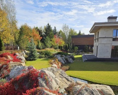 Живописный сад с валунами из Приэльбрусья