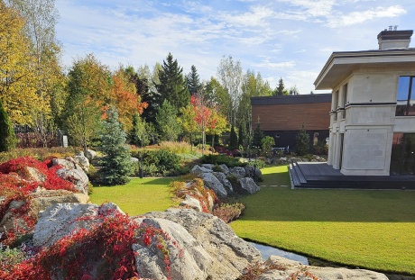 Живописный сад с валунами из Приэльбрусья