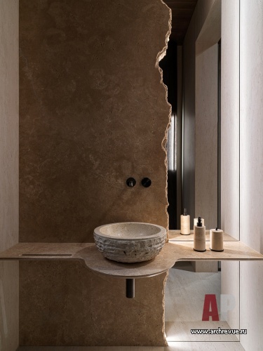 Фото интерьера гостевого санузла дома в стиле шале 