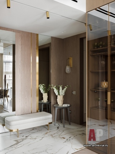 Фото интерьера входной зоны квартиры в стиле неоклассика