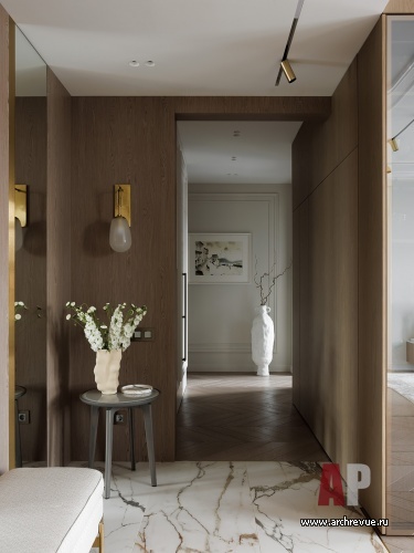 Фото интерьера коридора квартиры в стиле неоклассика