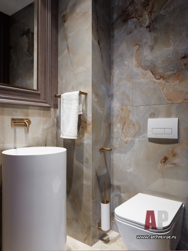 Фото интерьера гостевого санузла квартиры в стиле неоклассика