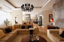 Фото интерьера гостиной трехуровневого пентхауса в современном стиле