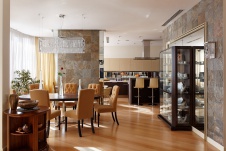 Фото интерьера столовой трехуровневого пентхауса в современном стиле