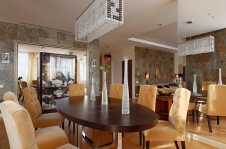 Фото интерьера столовой трехуровневого пентхауса в современном стиле