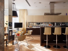 Фото интерьера кухни трехуровневого пентхауса в современном стиле