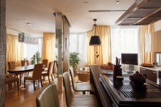 Фото интерьера кухни трехуровневого пентхауса в современном стиле