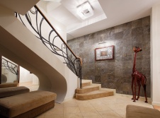 Фото интерьера лестничного холла трехуровневого пентхауса в современном стиле