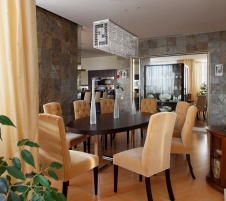 Фото интерьера столовой трехуровневого пентхауса в современном стиле