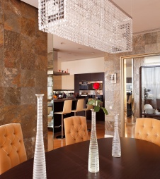 Фото интерьера столовой трехуровневого пентхауса в современном стиле