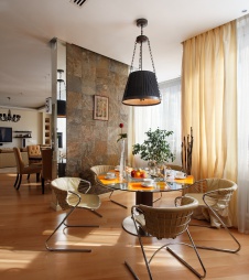 Фото интерьера кухни трехуровневого пентхауса в современном стиле