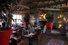 Фото интерьера зала загородного ресторана в стиле фьюжн