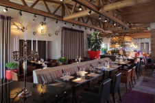 Фото интерьера зала загородного ресторана в стиле фьюжн