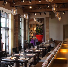 Фото интерьера зала загородного ресторана в стиле фьюжн