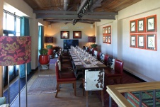 Фото интерьера банкетного зала загородного ресторана в стиле фьюжн