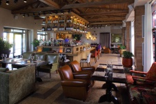 Фото интерьера бара загородного ресторана в стиле фьюжн