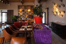 Фото интерьера зоны отдыха загородного ресторана в стиле фьюжн