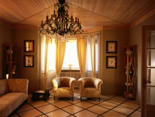 Фото интерьера гостиной двухэтажного дома в стиле фьюжн