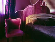 Фото интерьера спальни двухэтажного дома в стиле фьюжн