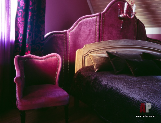Фото интерьера спальни двухэтажного дома в стиле фьюжн