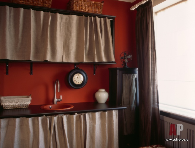 Фото интерьера гардеробной двухэтажного дома в стиле фьюжн