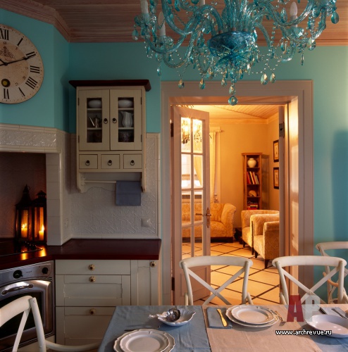 Фото интерьера кухни двухэтажного дома в стиле фьюжн