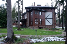 Фото фасада загородного дома в стиле шале