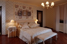 Фото интерьера спальни загородного дома в стиле шале
