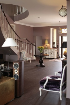 Фото интерьера входной зоны загородного дома в стиле фьюжн