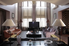 Фото интерьера гостиной загородного дома в стиле фьюжн