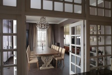 Фото интерьера столовой загородного дома в стиле фьюжн