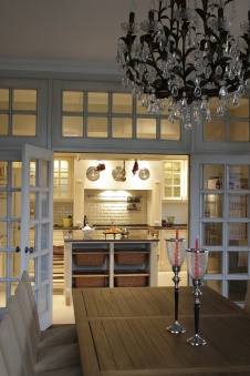 Фото интерьера кухни загородного дома в стиле фьюжн