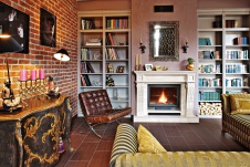 Фото интерьера каминной загородного дома в стиле фьюжн
