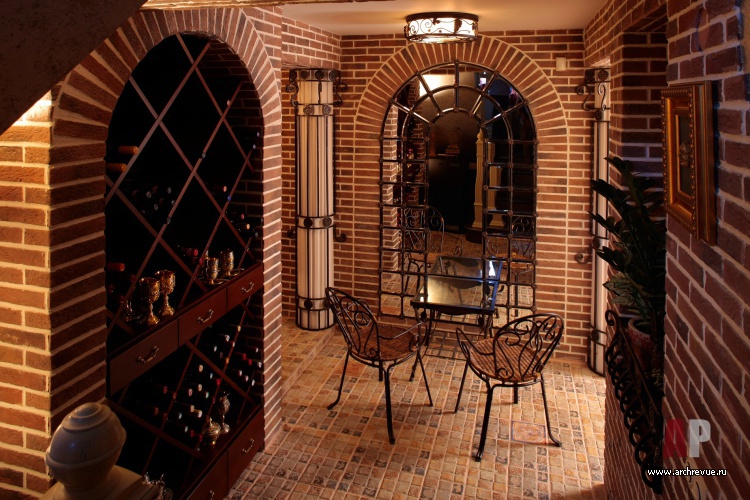 Фото интерьера винотеки загородного дома в стиле гламур
