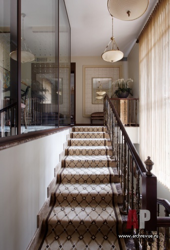 Фото лестницы двухуровневой квартиры в стиле неоклассика