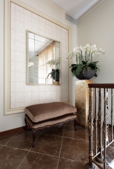 Фото интерьера лестничного холла двухуровневой квартиры в стиле неоклассика