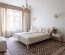 Фото интерьера спальни двухуровневой квартиры в стиле неоклассика