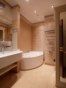 Фото интерьера санузла двухуровневой квартиры в стиле неоклассика