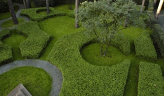 Монохромный сад с лабиринтом